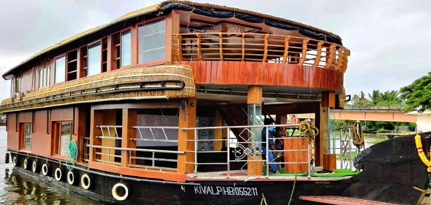 Premium Houseboat